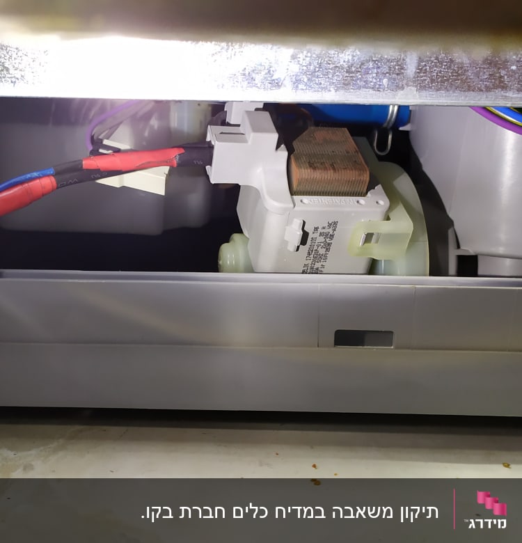 חוטים צבעוניים מחוברים לרכיב חשמלי במכשיר